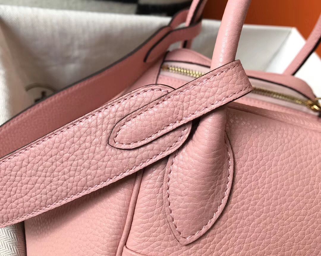 Hermes Lindy 30cm Bag In Pink Clemence Leather GHW - Image 4