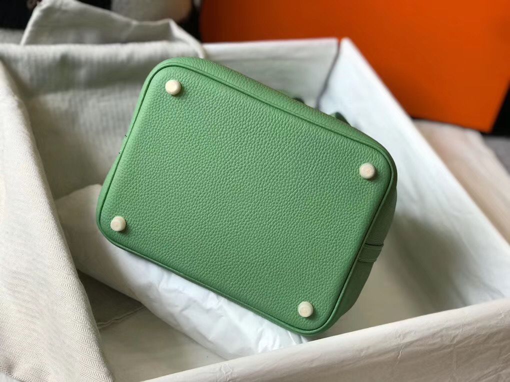 Hermes Picotin Lock 22 Bag In Vert Criquet Clemence Leather - Image 4
