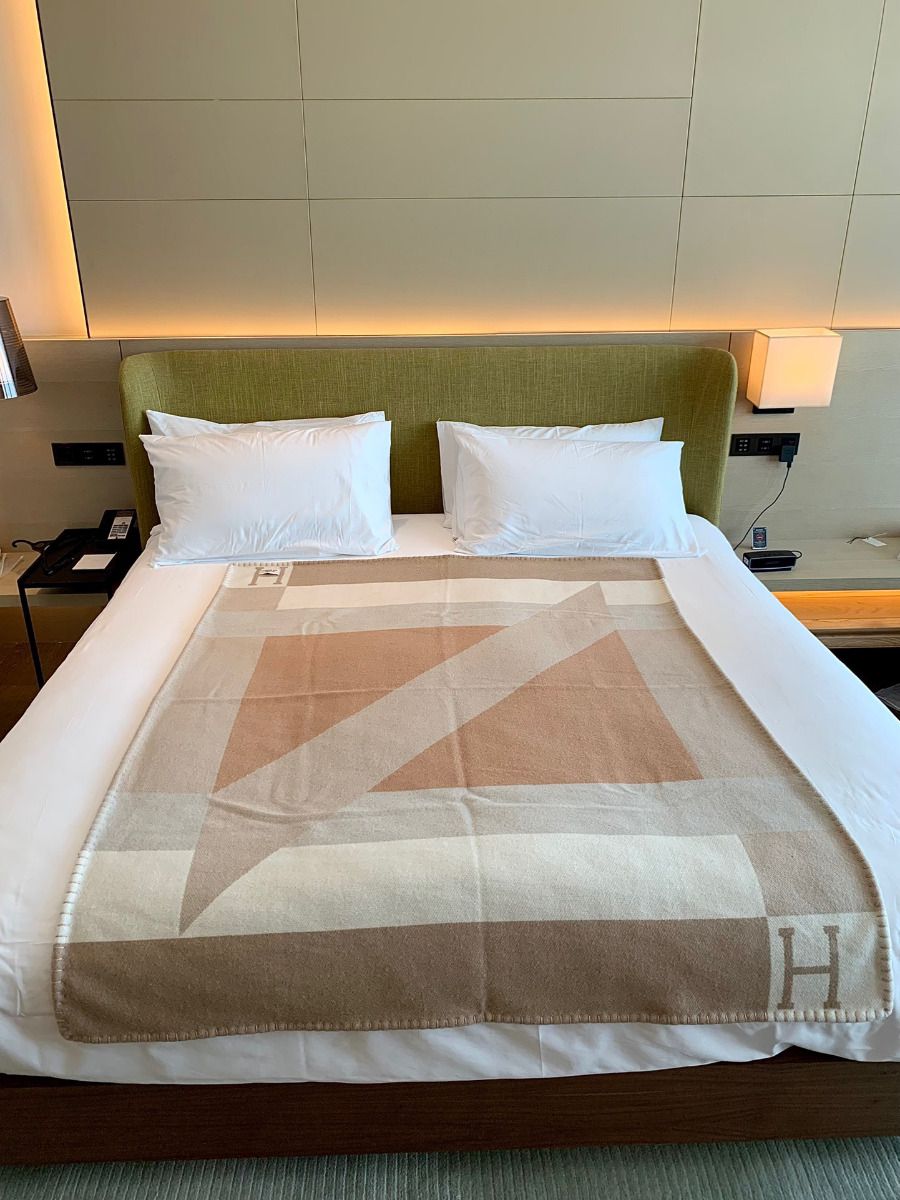 Hermes H Drapeau Blanket in Naturel and Grege Cashmere - Image 4