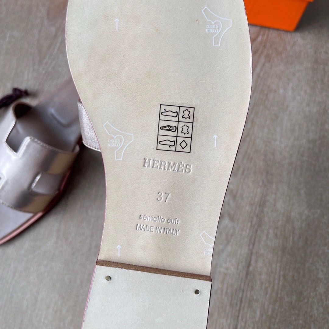 Hermes Oran Slide Sandals in Rose Gold Metallic Leather - Image 5