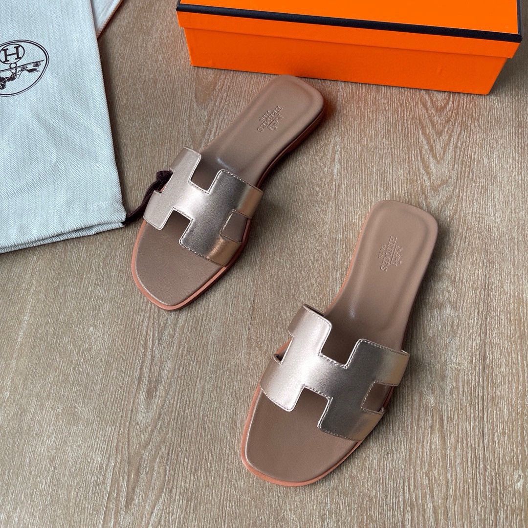 Hermes Oran Slide Sandals in Rose Gold Metallic Leather - Image 7