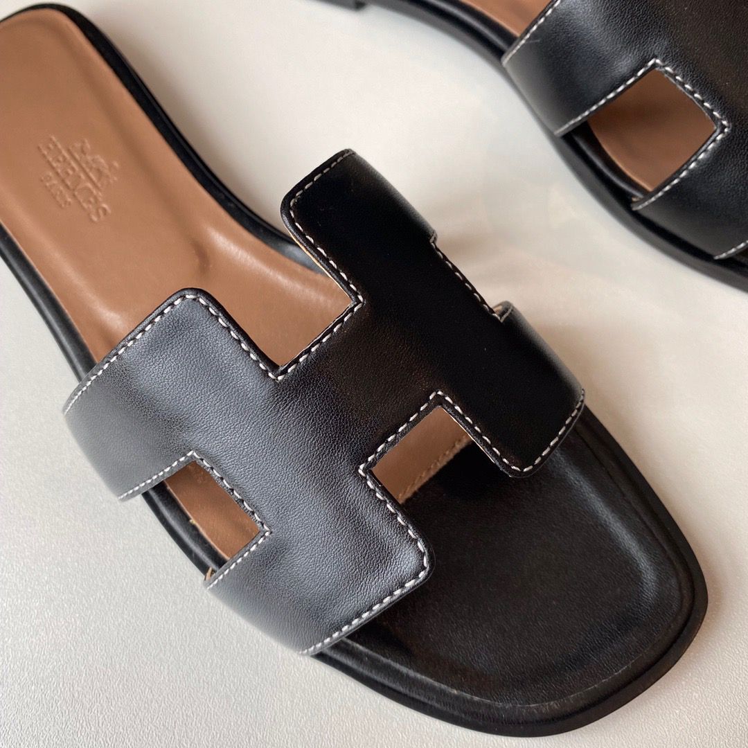 Hermes Oran Slide Sandals In Black Swift Calfskin - Image 4