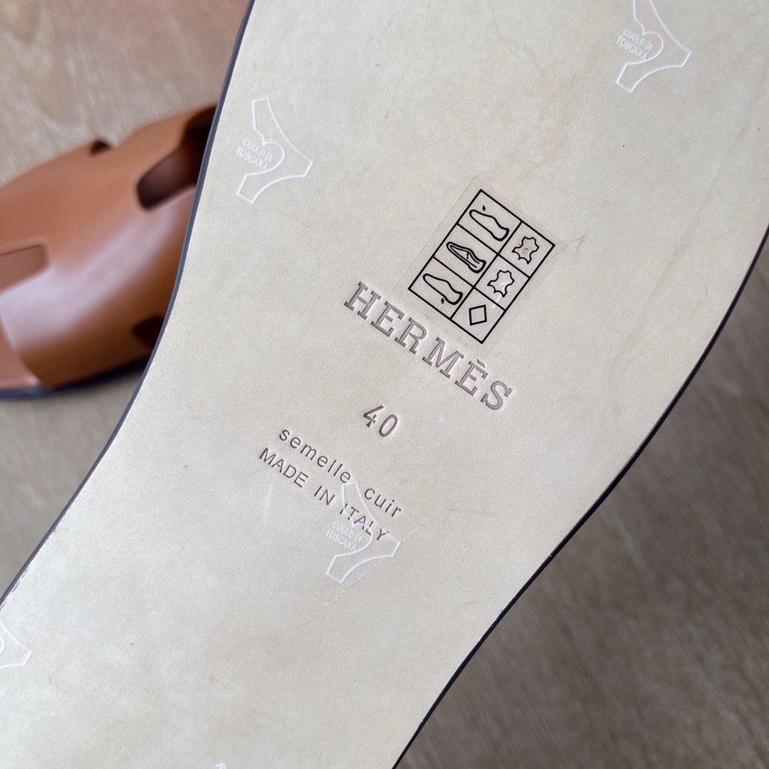 Hermes Izmir Sandals in Gold Swift Calfskin - Image 5