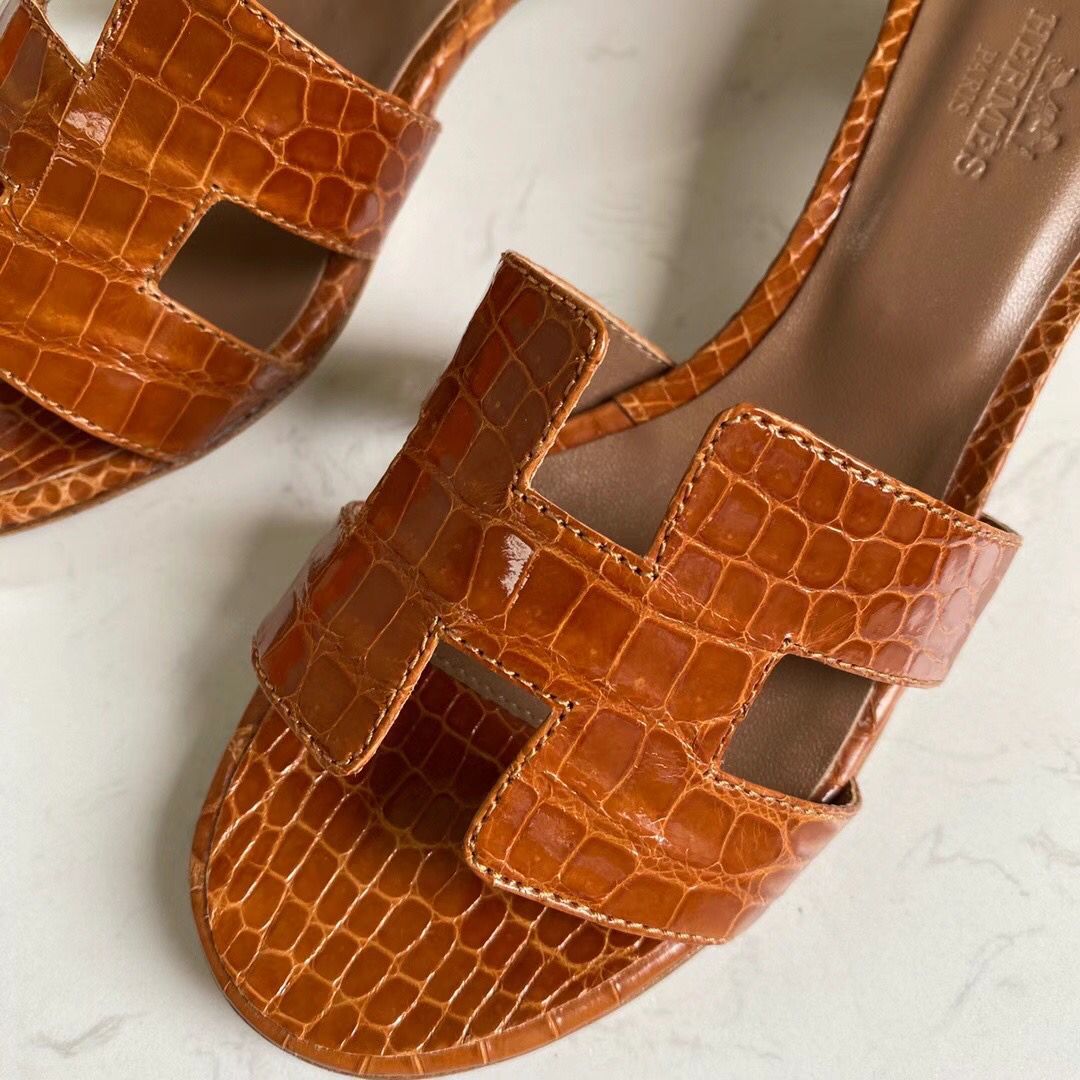 Hermes Oasis Sandals In Brown Shiny Niloticus Crocodile - Image 3