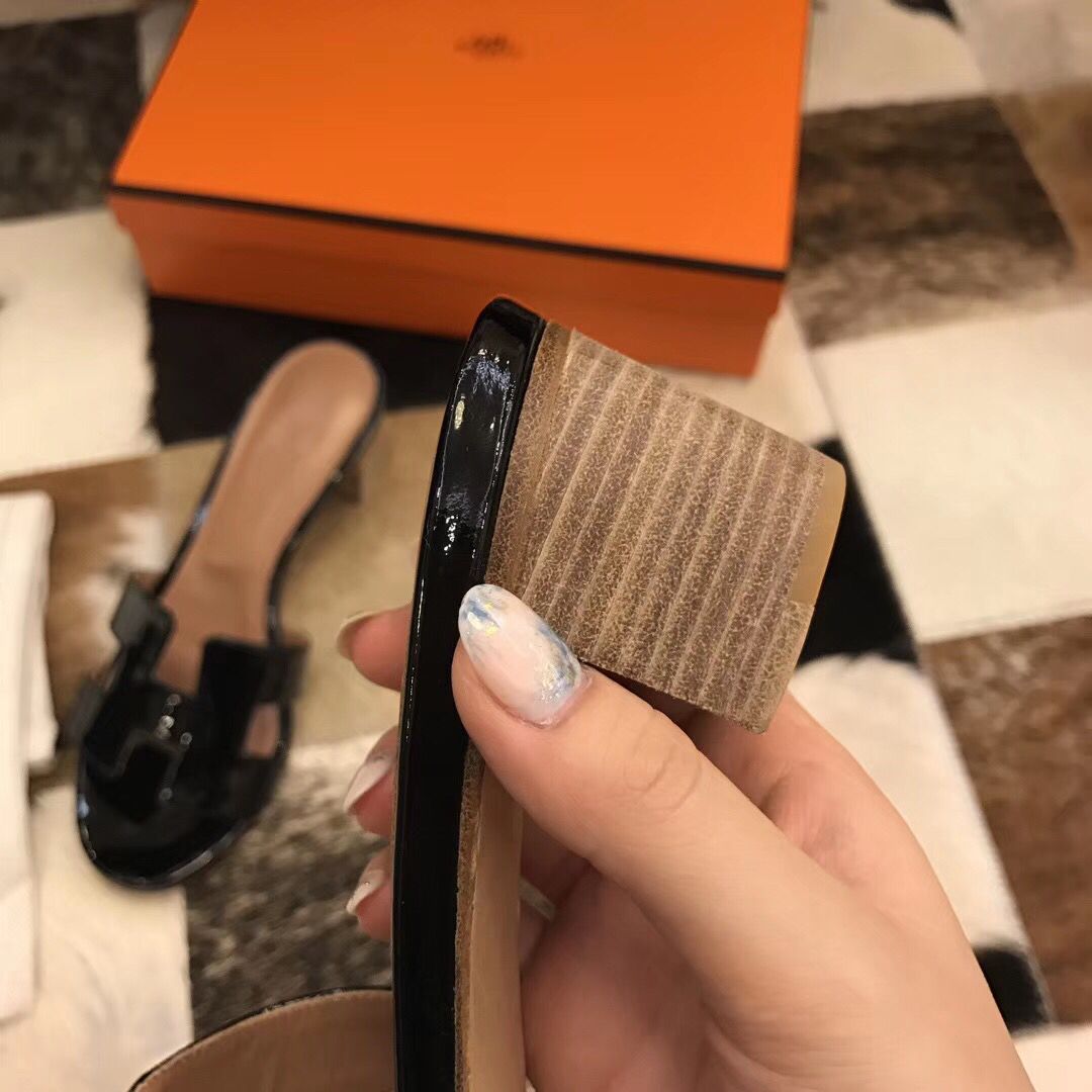 Hermes Oasis Sandals In Black Patent Calfskin - Image 6