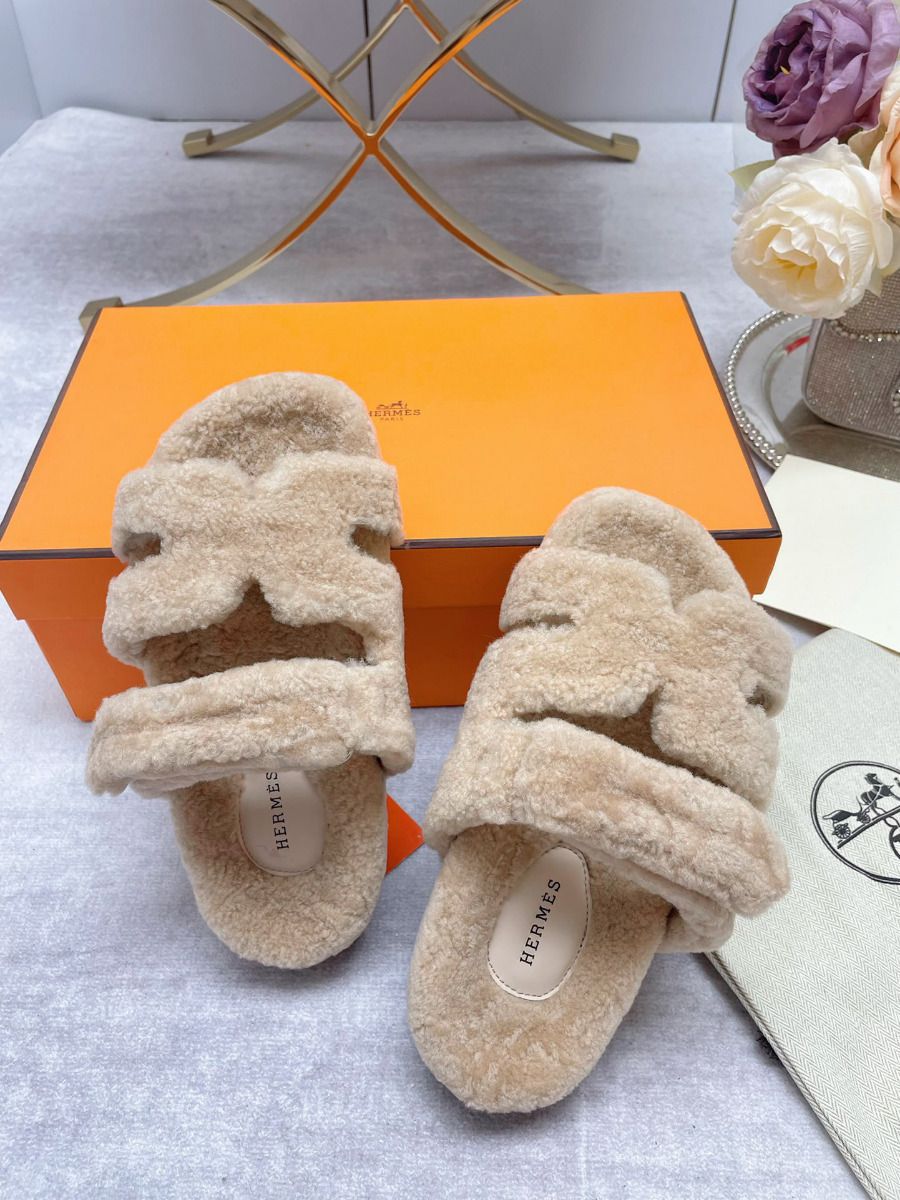 Hermes Women's Chypre Sandals In Off White Shearling - Image 6