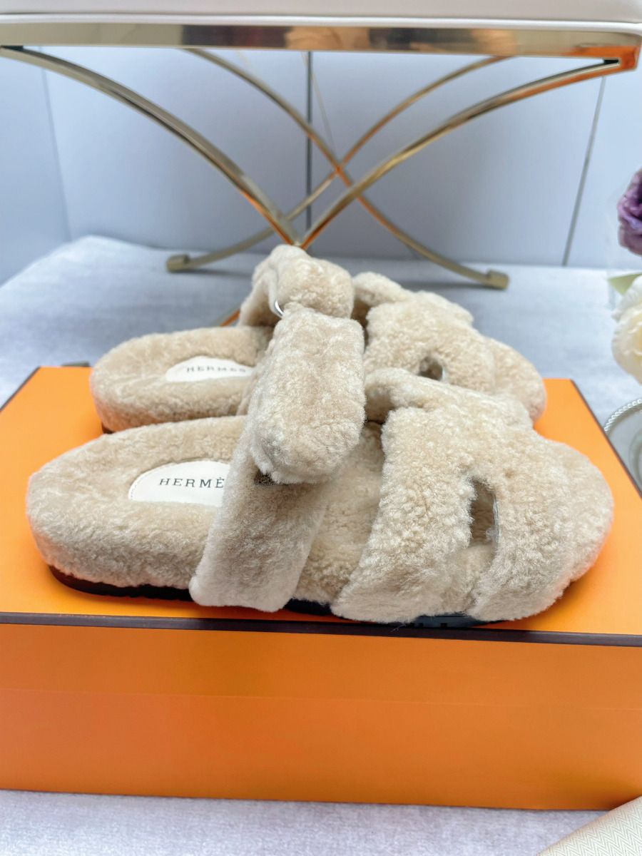 Hermes Women's Chypre Sandals In Off White Shearling - Image 9