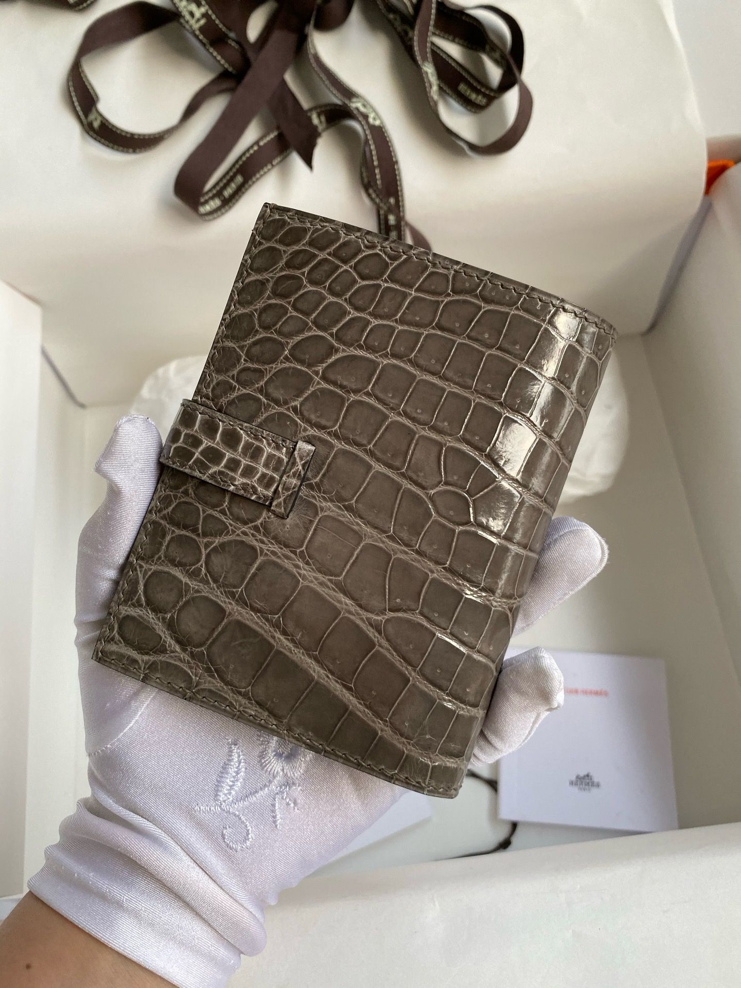 Hermes Bearn Compact Wallet in Gris Tourterelle Shiny Alligator Leather - Image 4