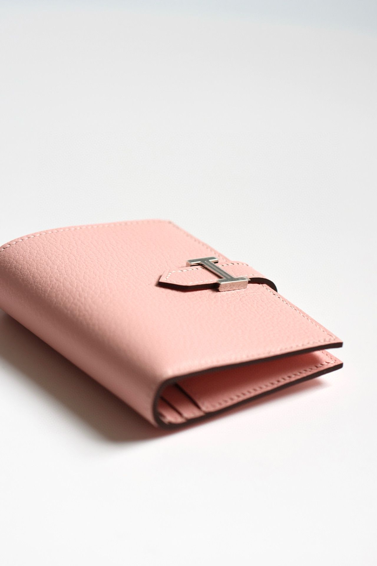 Hermes Bearn Compact Handmade Wallet in Rose Sakura Chevre Mysore Goatskin - Image 4