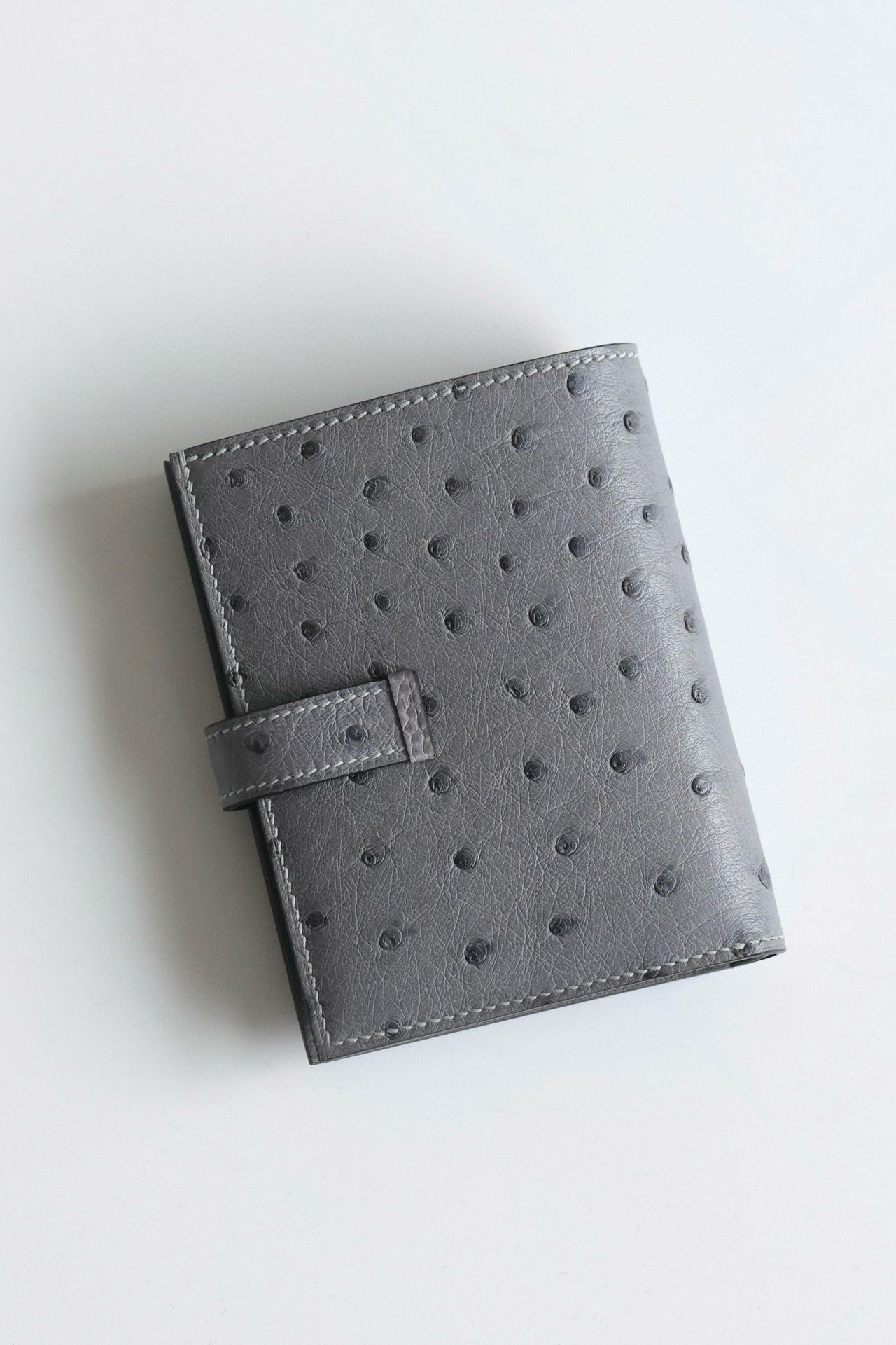 Hermes Bearn Compact Handmade Wallet in Gris Agate Ostrich Leather - Image 10